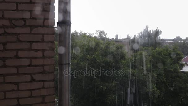 Капли дождя падают на оконное стекло — стоковое видео
