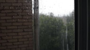 Pencere bölmesinde yağmur damlaları yukarı kapatın