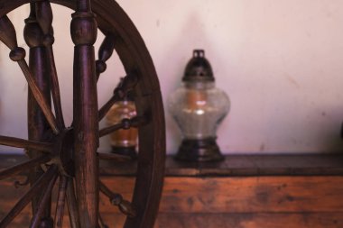 Eski terzilik ekipman. Kahverengi çıkrık yakın çekim