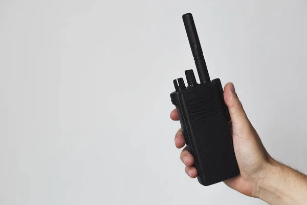 Negro walkie-talkie portátil en la mano — Foto de Stock