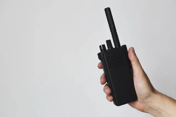 Schwarzes tragbares Walkie-Talkie in der Hand — Stockfoto