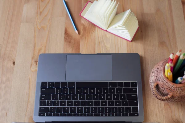 ahşap masa üstünde bilgisayar