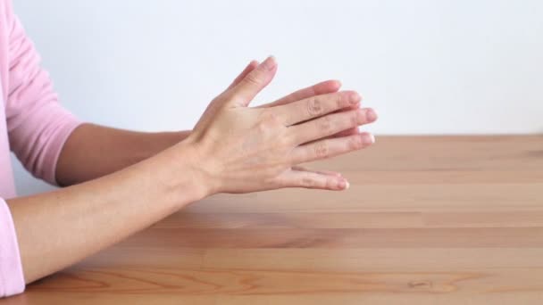 Nerviosa girlss manos en una mesa de madera — Vídeo de stock