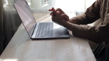 Kadının el laptop yakınındaki vurguladı