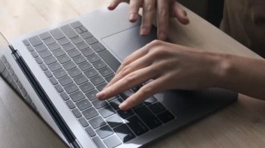 Dizüstü bilgisayarda yazarak kadın el atış yukarıya kapatmak