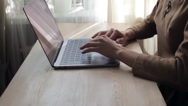 Businesswoman hands typing on her laptop — Stock Video