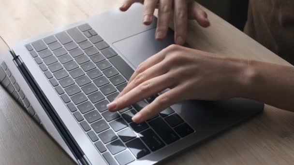 Primo piano colpo di donna mani digitando sul computer portatile — Video Stock