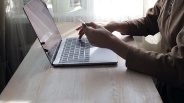 Kadın alışveriş online dizüstü evde kullanma