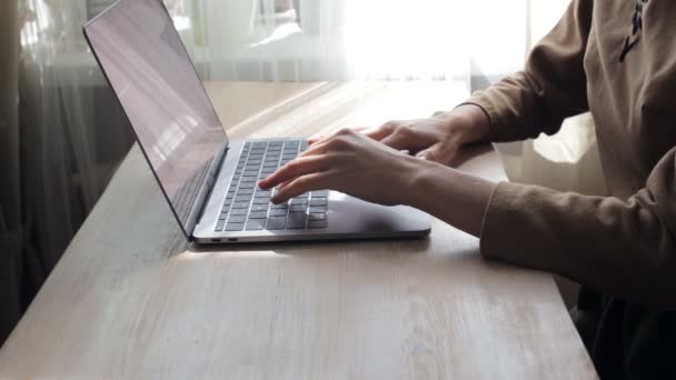 Womans ręce pisania na komputerze przenośnym w domu — Wideo stockowe