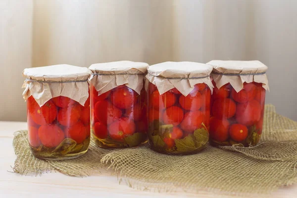 Домашні консервовані помідори - чотири скляні банки, повні помідорів — стокове фото