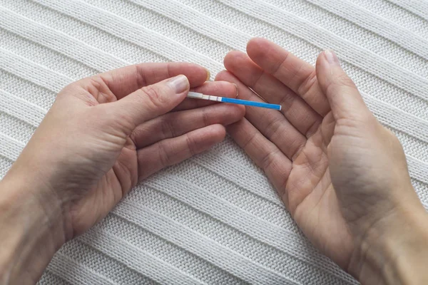 Kadın gebelik testinde arka plan eller