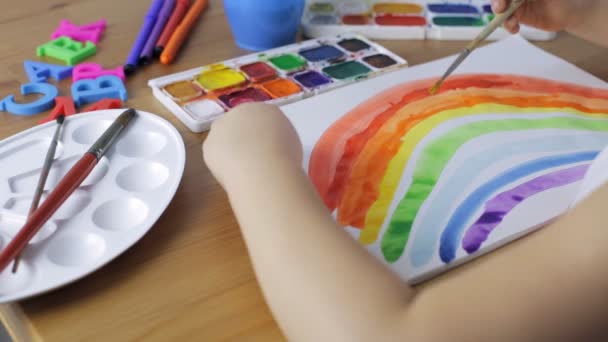 Gadis muda melukis pelangi — Stok Video