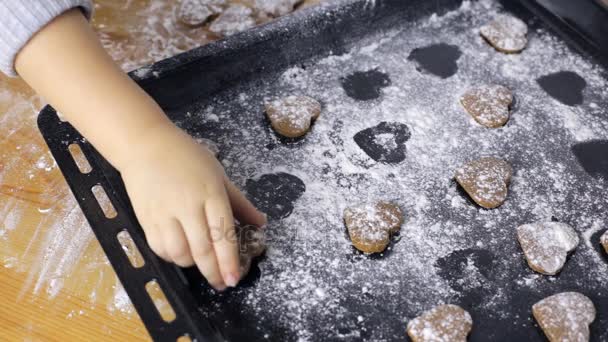 Mãos bonitos fazendo biscoitos em forma de coração — Vídeo de Stock