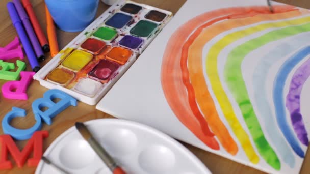 Painting rainbow with watercolors — Stock Video