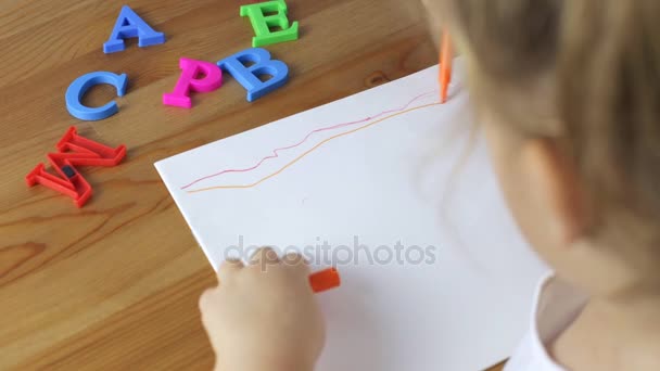Jovem desenhar linhas com canetas de feltro — Vídeo de Stock