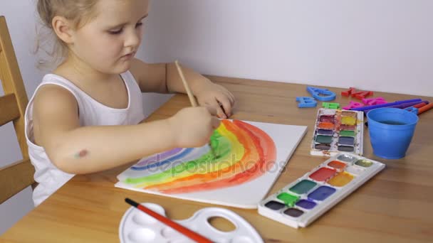 Young girl draws a colorful rainbow — Stock Video