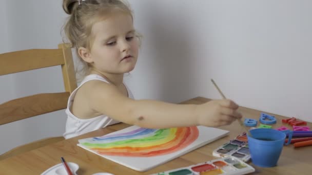 Joven linda chica dibuja un arco iris — Vídeos de Stock