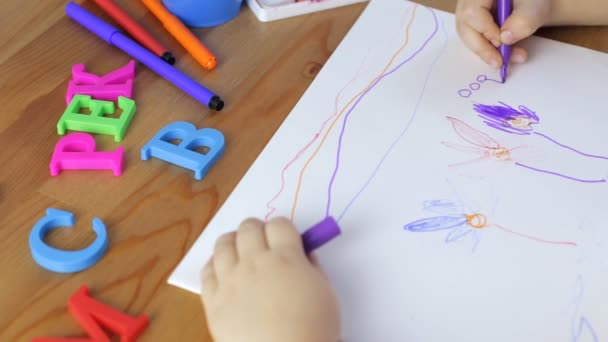 Молодая девушка рисует ручками с войлочными кончиками — стоковое видео