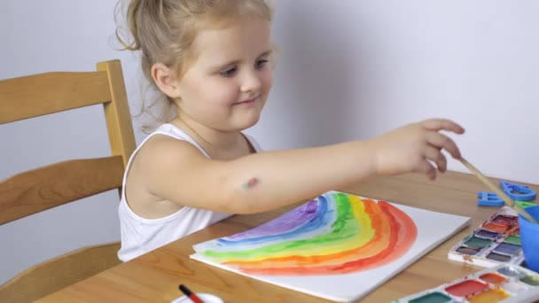 Νεαρό κορίτσι ζωγραφική μια εικόνα στο σπίτι — Αρχείο Βίντεο