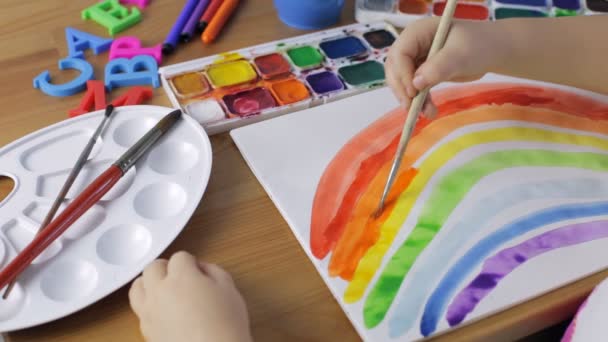 Jovencita pintando un arco iris. Concepto de pintura acuarela — Vídeos de Stock