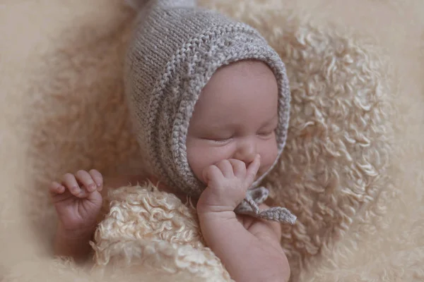 Νεογέννητο μωρό στον ύπνο. Το μωράκι με καπέλο — Φωτογραφία Αρχείου