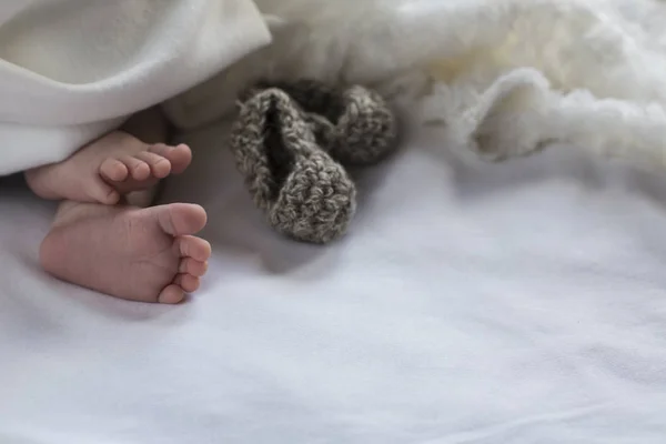 Красивые ноги новорожденного ребенка в постели — стоковое фото