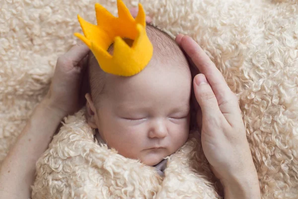 Retrato de um recém-nascido com coroa na cabeça. Close-up — Fotografia de Stock