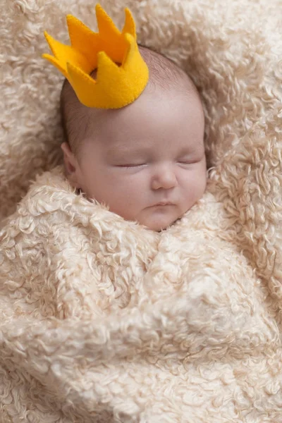 Bebé recién nacido con corona amarilla —  Fotos de Stock