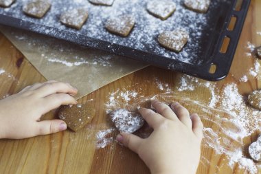 Kalp kurabiye bir çocukla el şeklinde.