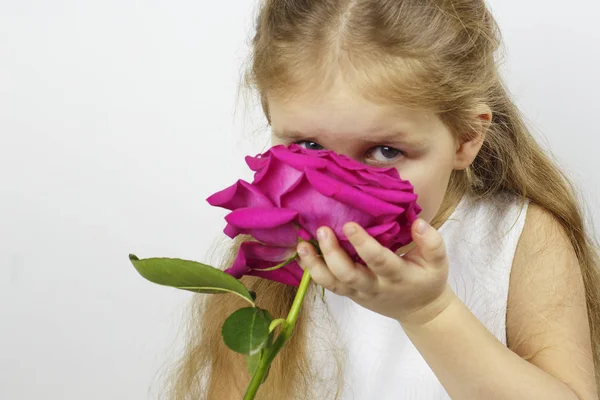 Маленька мила дівчинка з трояндовою квіткою — стокове фото