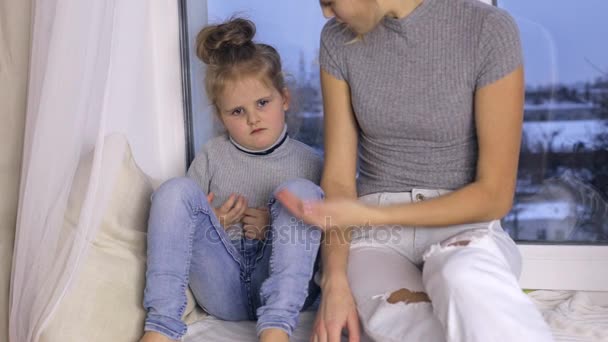 Mãe repreende sua jovem filha — Vídeo de Stock