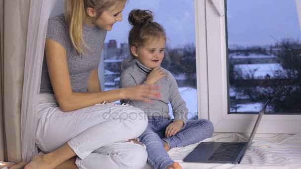 Madre insegna a sua figlia come usare il computer portatile — Video Stock