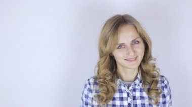 Kameraya bakarak güzel sarışın kadın