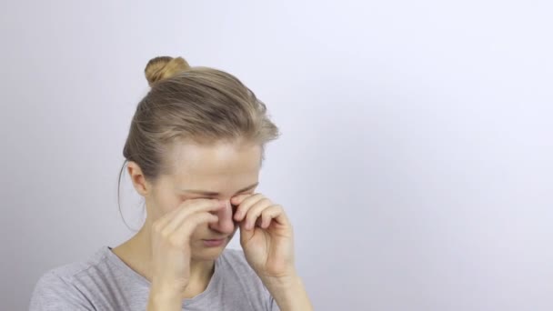 Gyönyörű nő dörzsöli a szemét — Stock videók