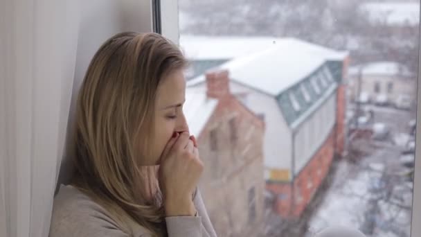 Kranke junge Frau hustet am Fenster — Stockvideo