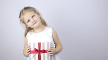 Sevimli genç kız bir hediye holding