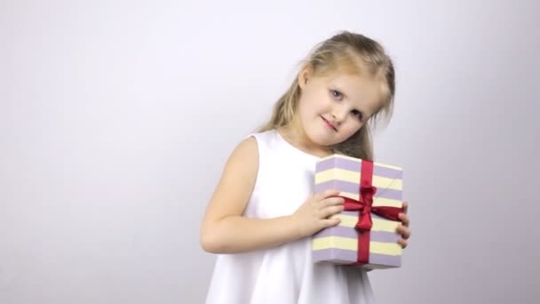 Счастливая девушка держит подарок и показывает вверх большие пальцы — стоковое видео