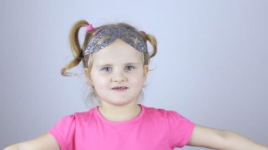 Kız bir tatil maskesi