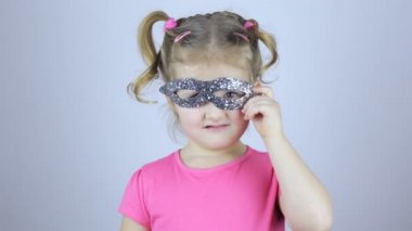 Tatil maskeli kız portresi