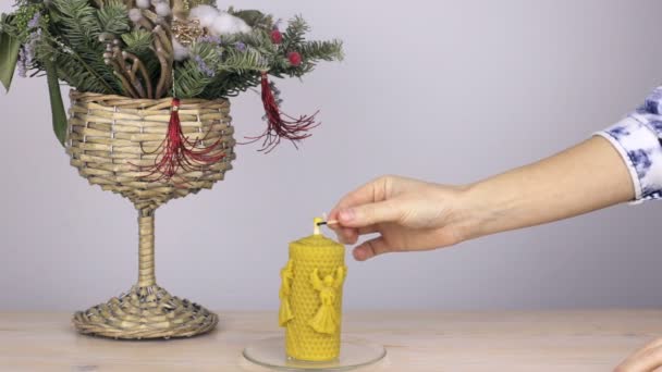 Mano con una cerilla encendiendo una vela — Vídeos de Stock