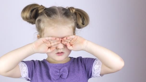 Menina bonito esfregando seus olhos — Vídeo de Stock