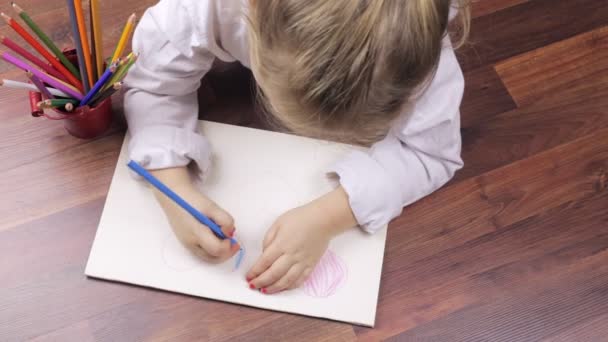 Chica joven dibujando corazones con lápices — Vídeo de stock