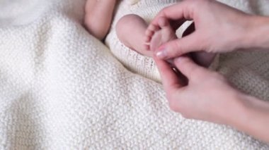 Bebe ayak masaj. Yeni doğan anne eller ayaklarda