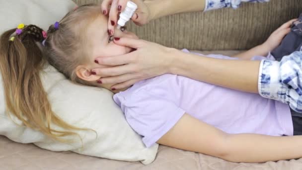 Mãe gotejamento colírio para sua filha — Vídeo de Stock