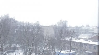 Şehirde kar yağıyor. Kış kar yağışı kavramı