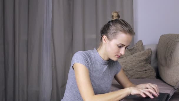 Mujer triste y molesta usando su computadora portátil — Vídeo de stock