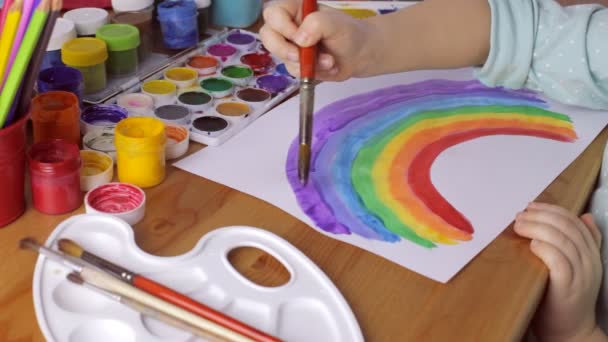 Young girl drawing colored rainbow at home — Stock Video