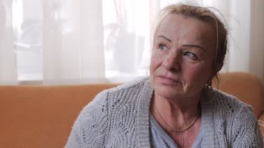Düşünceli kadın kıdemli portresi. Yakın çekim