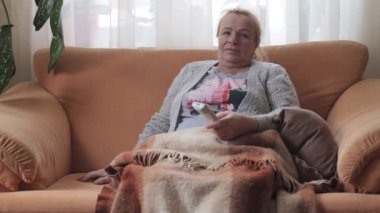 Uzak tutan koltukta oturan kadın kıdemli. Yaşlı kadın izle Tv