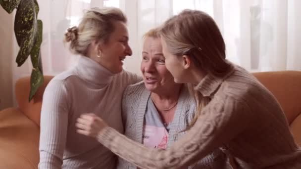 娘と孫娘、祖母にキスします。幸せな家族の概念 — ストック動画